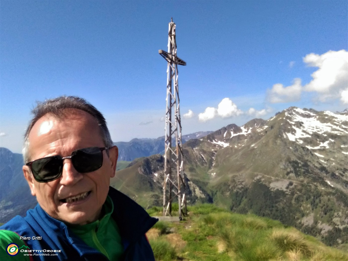 41 Croce di vetta Pizzo delle segade (2173 m) con vista in Ponteranica.jpg